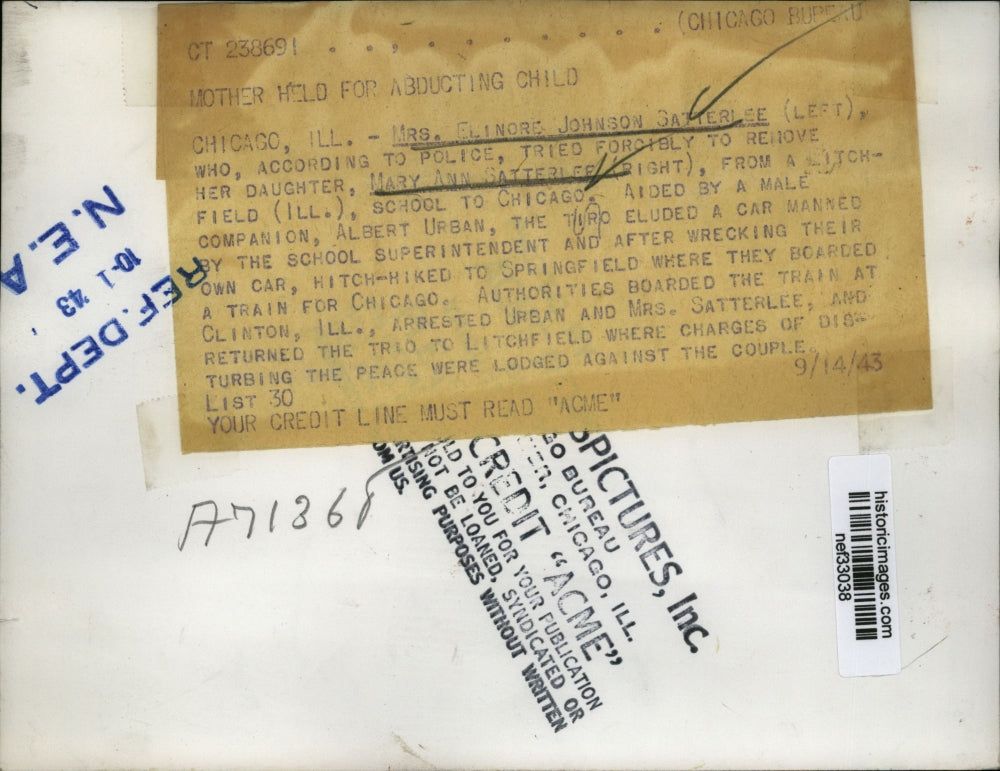 1943 Press Photo Mother Tried Forcibly To Remove Daughter From Ditch Field