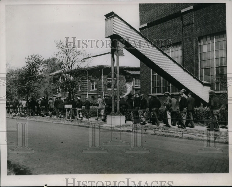 Load image into Gallery viewer, 1937 Press Photo The 1850 Union Workers of M&amp;H Zinc Co Evacuate Company Plant
