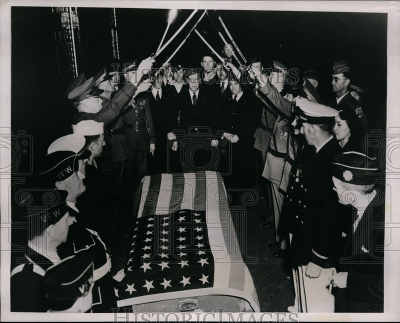 Load image into Gallery viewer, 1937 Press Photo Member of Navy &amp; Veteran's Watch Over Casket of Freddie Falgout
