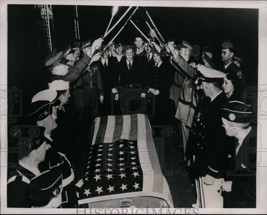 1937 Press Photo Member of Navy & Veteran's Watch Over Casket of Freddie Falgout