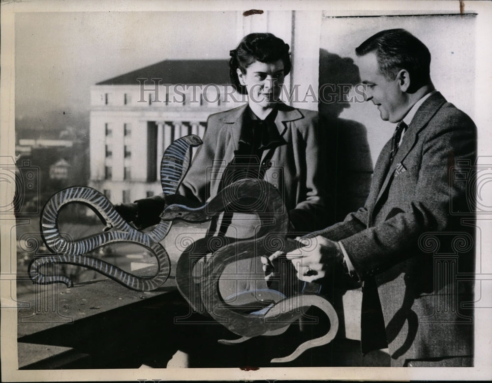 1944 Press Photo Juliah O Sletten & Edna Schoonmaker Makes Wooden Reptiles