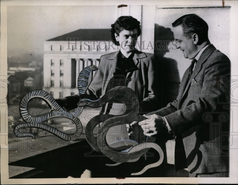 Load image into Gallery viewer, 1944 Press Photo Juliah O Sletten &amp; Edna Schoonmaker Makes Wooden Reptiles
