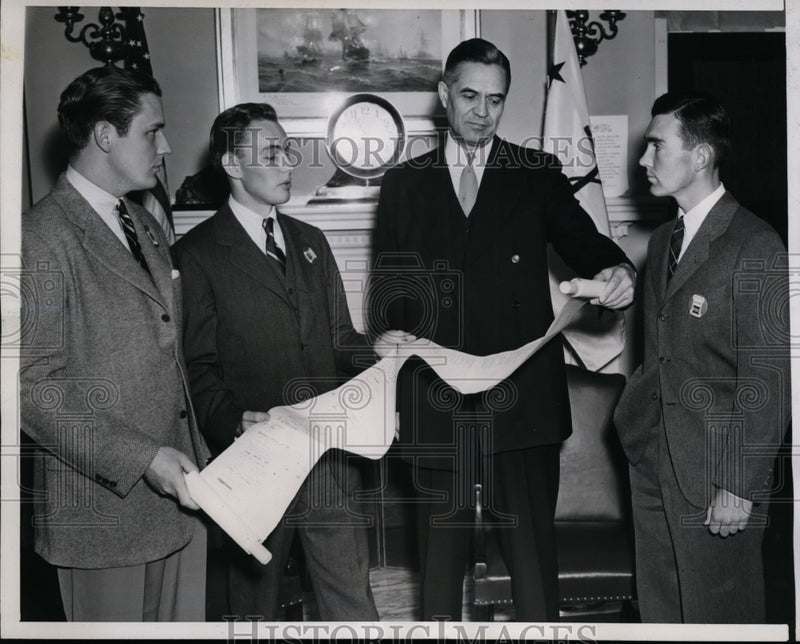 Load image into Gallery viewer, 1941 Press Photo Princeton Univer Students Urge Establishment of Convoy System
