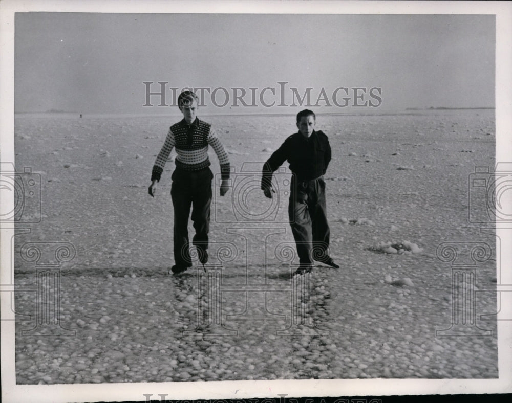 1953 Press Photo Kees Roos &amp; Jaap Springer Arrive on Skates at Monnikendam- Historic Images