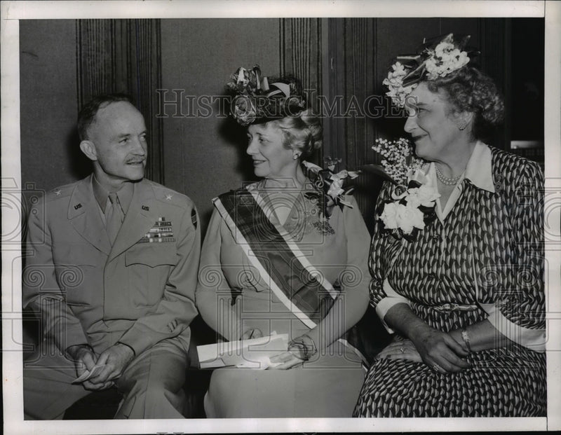 Load image into Gallery viewer, 1947 Press Photo DAR Convention Brig Gen John Devine, Mrs Julius Talmadge

