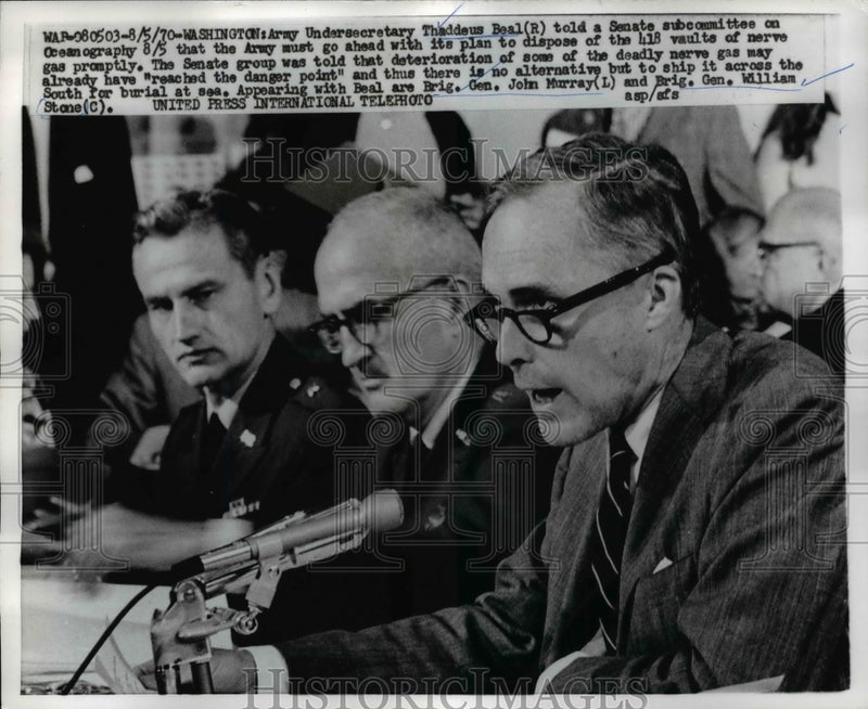 Load image into Gallery viewer, 1970 Press Photo Army Undersecretary Thaddeus Beal &amp; Brig Gen John Murray

