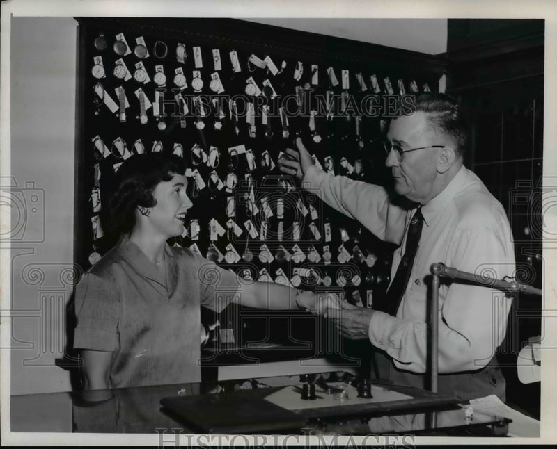 Load image into Gallery viewer, 1958 Press Photo Mary Ann Forristell at Malia Southams Jewlery Comp - nef33154
