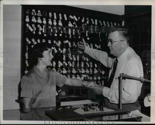 1958 Press Photo Mary Ann Forristell at Malia Southams Jewlery Comp - nef33154