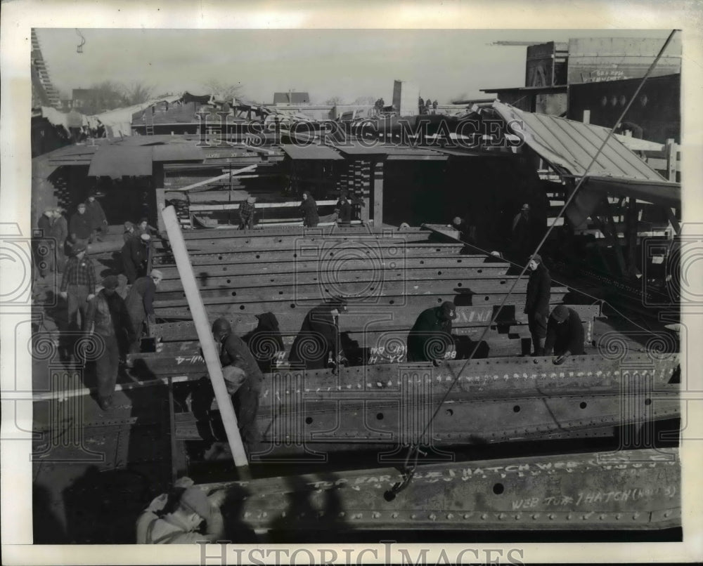 1943 Press Photo Women shipyard workers at East Eat Canal Shipyard - nef33176