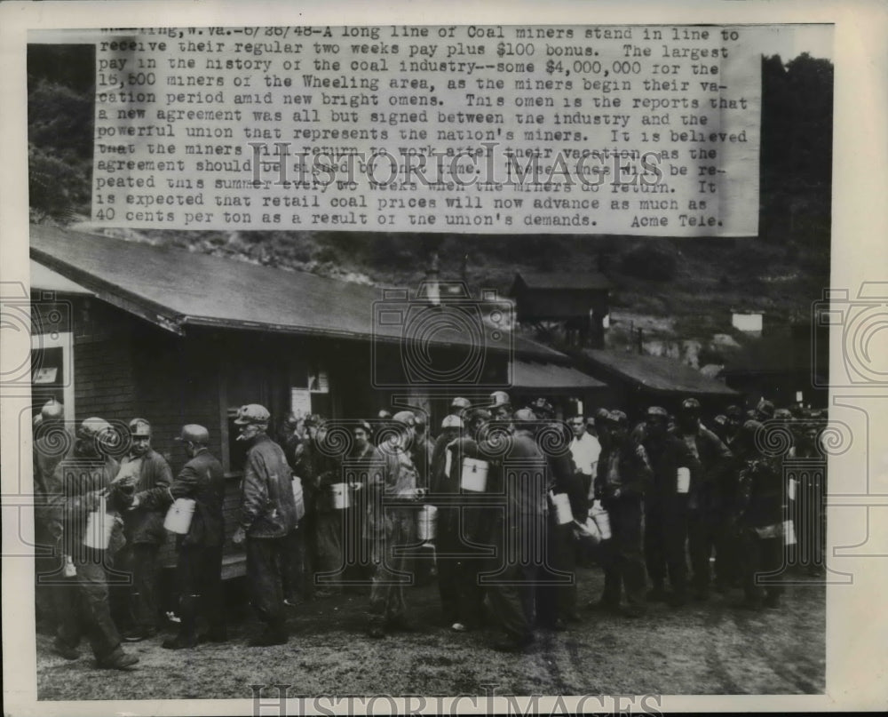 1949 Press Photo Long Line of coal miners stand in line to received bonus