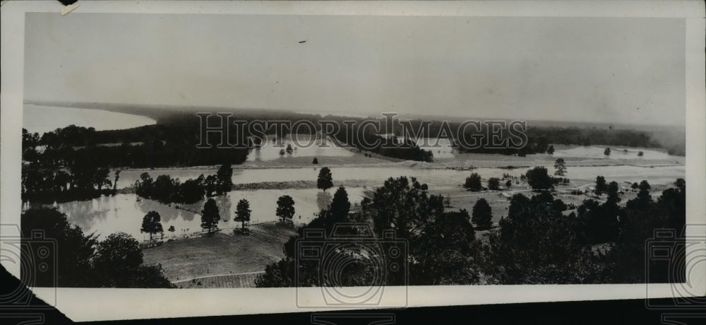 1933 Press Photo Mississippi River battered down a protection Dyke at Natchez