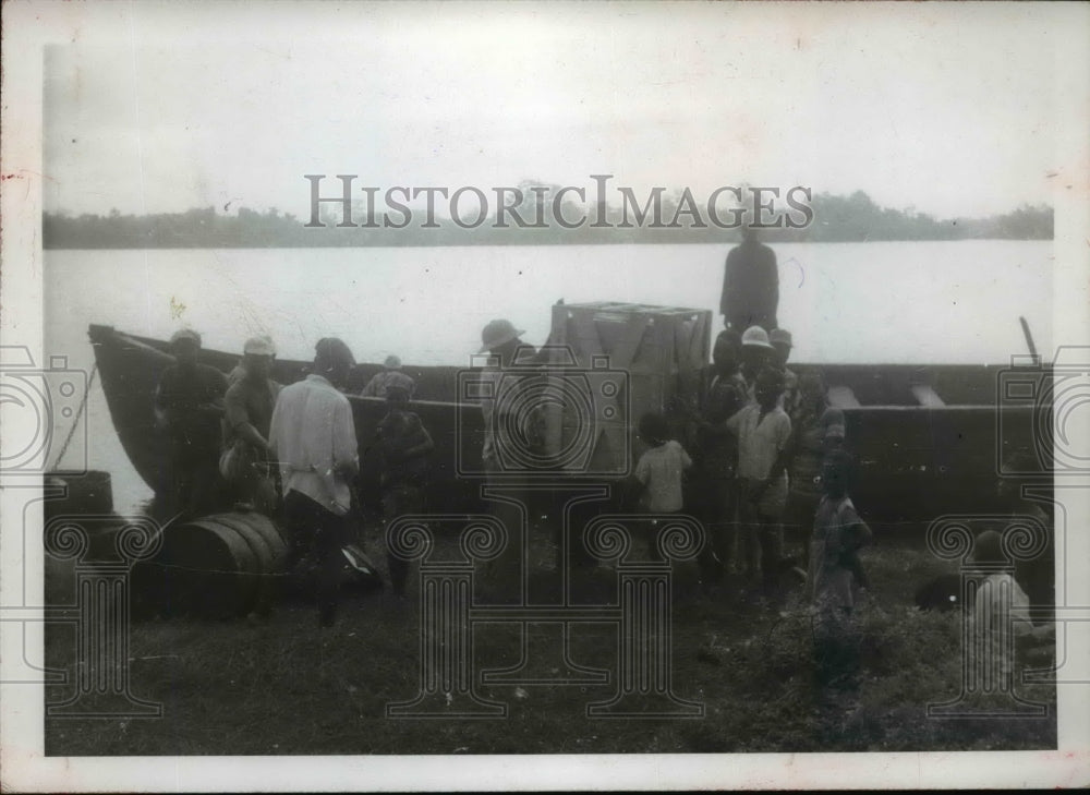 1961 Press Photo Open Bible Mission at Cess River Liberia unload Washing Machine