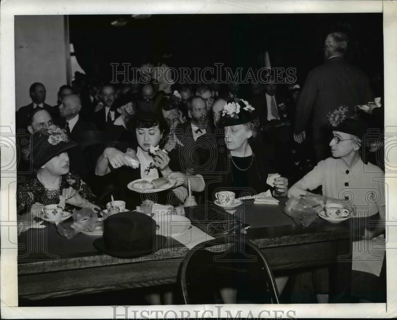Load image into Gallery viewer, 1942 Press Photo 40th Annual meeting of U.S. Steel Corp. Stockholders
