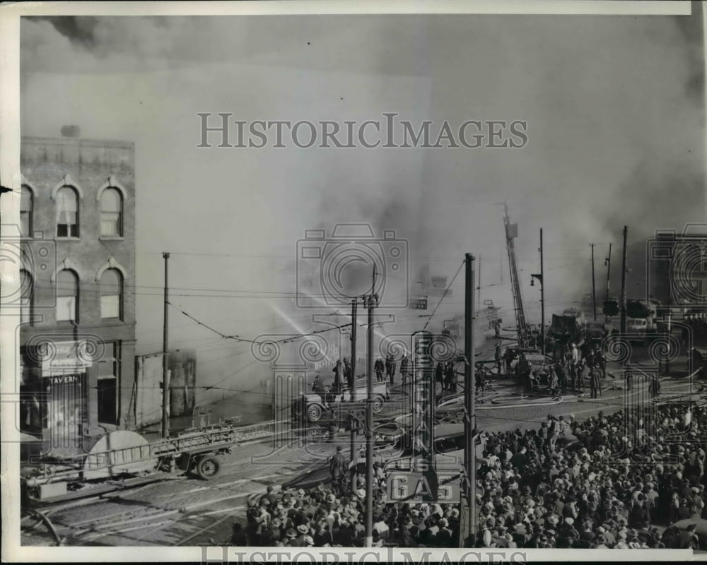 1941 Press Photo Fire sweeps Storehouse in Chicago Produce Market - nef33236