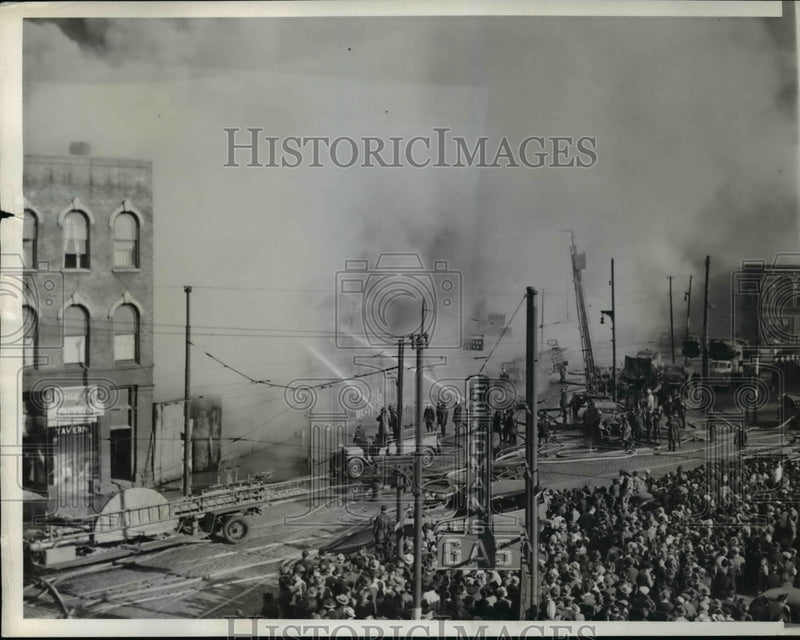 Load image into Gallery viewer, 1941 Press Photo Fire sweeps Storehouse in Chicago Produce Market - nef33236
