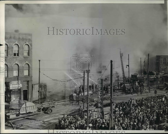1941 Press Photo Fire sweeps Storehouse in Chicago Produce Market - nef33236