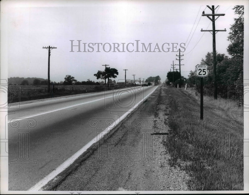 Load image into Gallery viewer, 1962 Press Photo Old Route 25 Between Findley and Bluffton - nef33248
