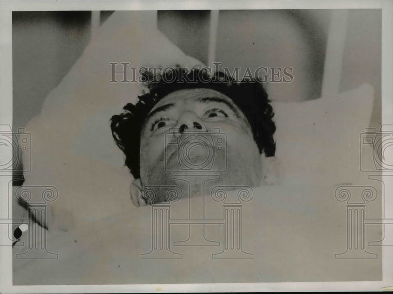 Load image into Gallery viewer, 1937 Press Photo Louis Sherby In Hospital Being Treated for Explosion Injuries

