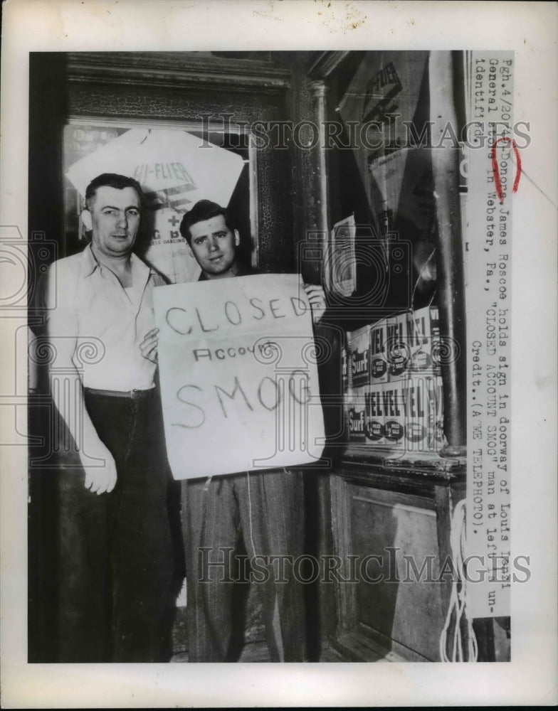 1949 Press Photo James Roscoe Holds &quot;Closed Account Smog&quot; Sign at Bus