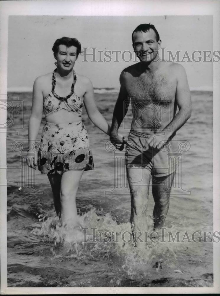 Load image into Gallery viewer, 1945 Press Photo Lieutenant Dick Fellows, Patricia E. Bulger @ Pacific Rest Camp

