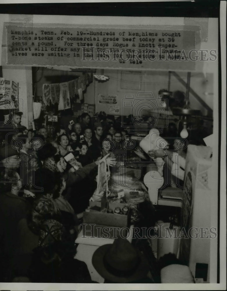 1953 Press Photo Hundreds of Memphians Buy Commercial T-Bone Steaks at $0.39/lb