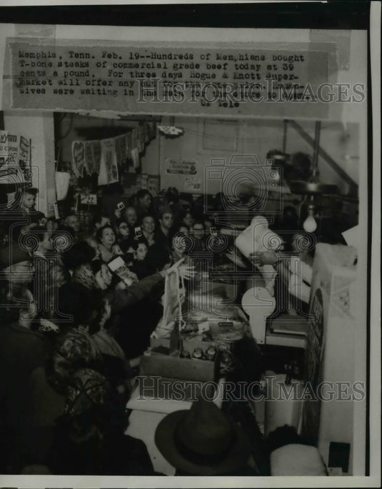 1953 Press Photo Hundreds of Memphians Buy Commercial T-Bone Steaks at $0.39/lb