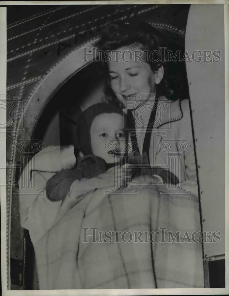 Load image into Gallery viewer, 1946 Press Photo Mrs. Wayland G. Gilliam, Son Gaylord at Washington Airport
