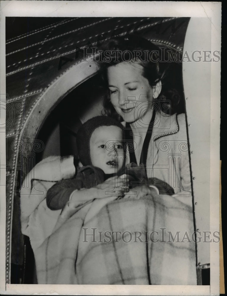Load image into Gallery viewer, 1946 Press Photo Mrs. Wayland G. Gilliam, Son Gaylord at Washington Airport
