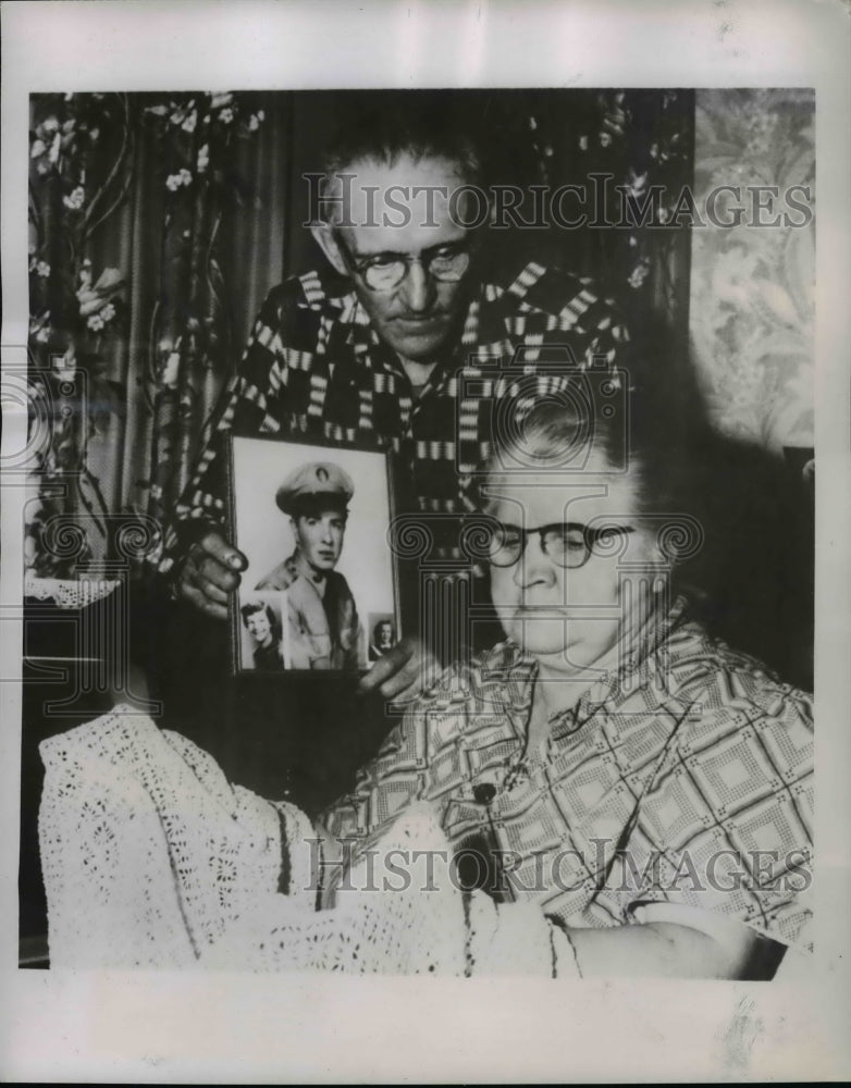 Load image into Gallery viewer, 1953 Press Photo Lowell Nolan &amp; Wife, Parents of POW Almond Nolan, New York
