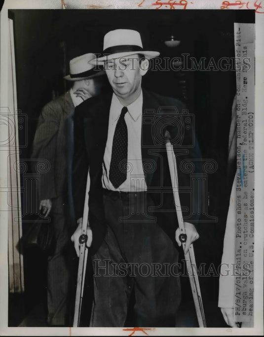 1951 Press Photo Steve Nelson Walks on Crutches as He Enters Federal Building
