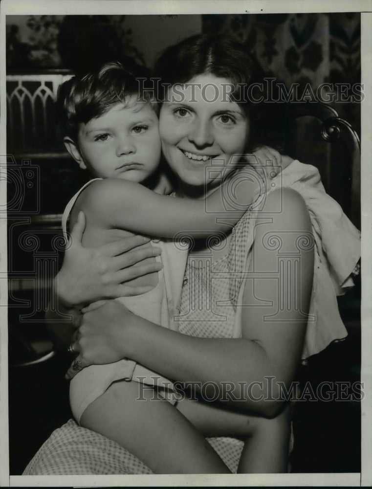Load image into Gallery viewer, 1934 Press Photo Mrs. Lawrence tilson &amp; Son Bobby - nef33449
