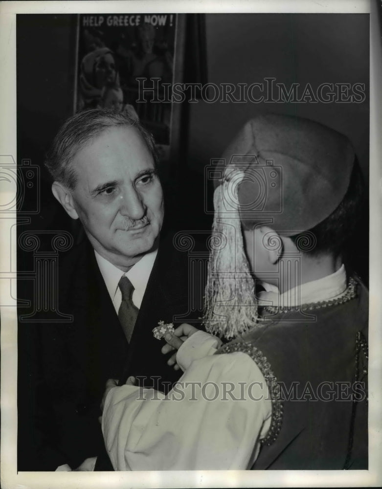 Load image into Gallery viewer, 1941 Press Photo L. Camilieri Given Greek War Relief Symbol at National HQ
