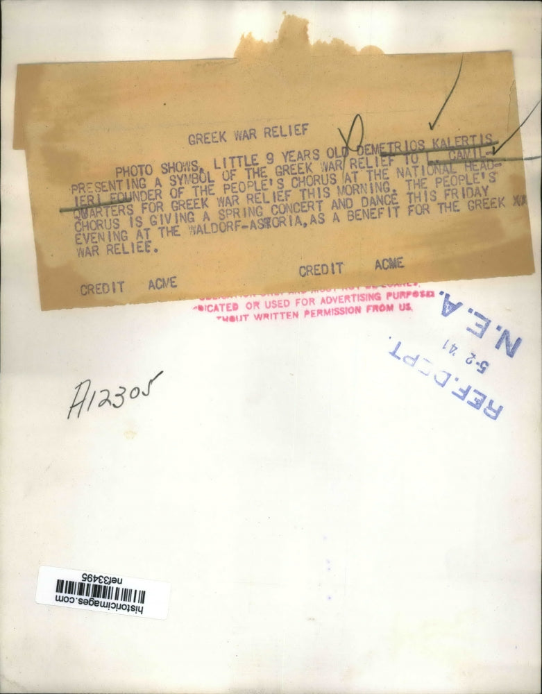 Load image into Gallery viewer, 1941 Press Photo L. Camilieri Given Greek War Relief Symbol at National HQ

