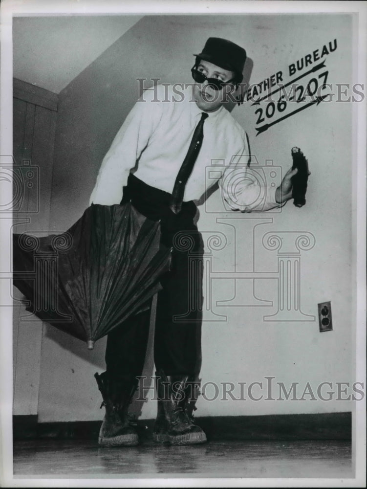1961 Press Photo Charlie Sprinkle of Cleveland Weather Bureau - nef33519