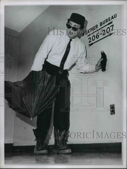 1961 Press Photo Charlie Sprinkle of Cleveland Weather Bureau - nef33519