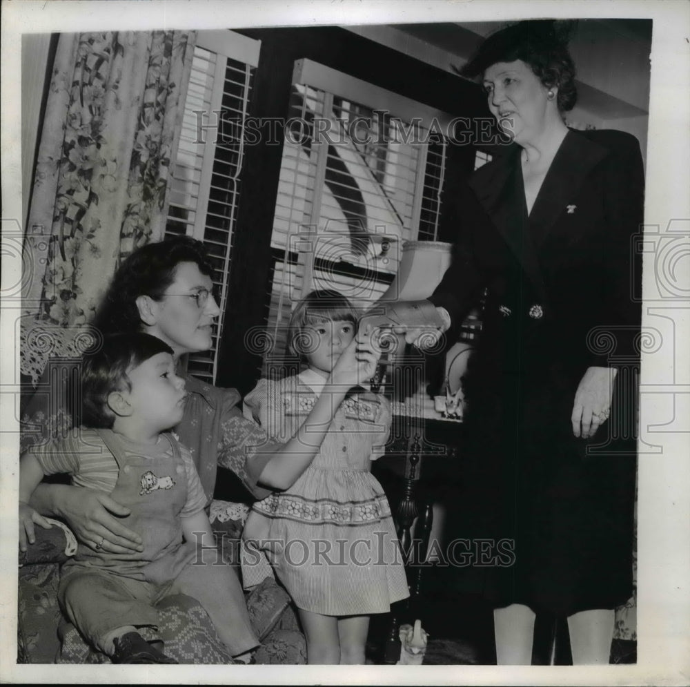 1944 Press Photo Mary Rex Thompson & Family Receiving Millionth Government Check
