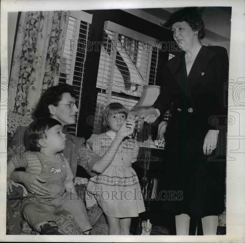 Load image into Gallery viewer, 1944 Press Photo Mary Rex Thompson &amp; Family Receiving Millionth Government Check
