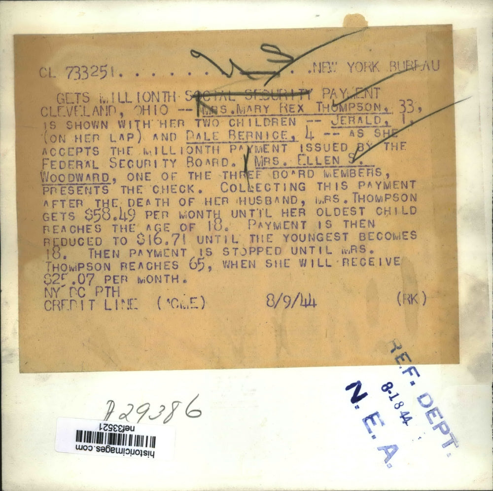 1944 Press Photo Mary Rex Thompson & Family Receiving Millionth Government Check