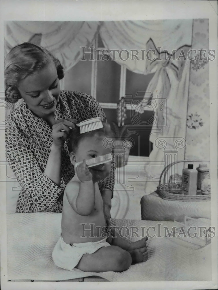 Load image into Gallery viewer, 1950 Press Photo Mother Caring for Baby - nef33580
