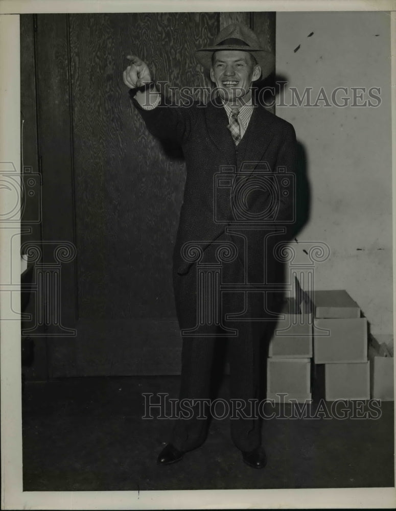 Load image into Gallery viewer, 1939 Press Photo Stewart Ferguson - nef33591
