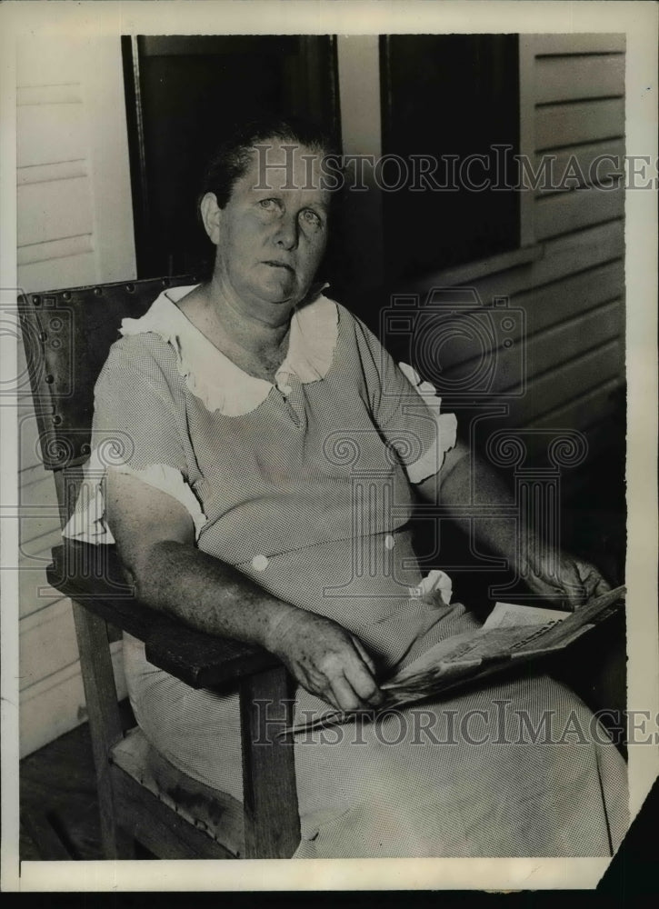 Load image into Gallery viewer, 1937 Press Photo Mrs. J.M. Turner, Mother of Escaped convict chester Turner
