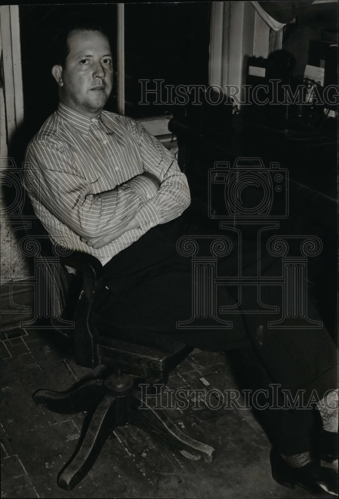 Load image into Gallery viewer, 1940 Press Photo Clyde Morrison at Wayne County Jail, West Virginia - nef33621
