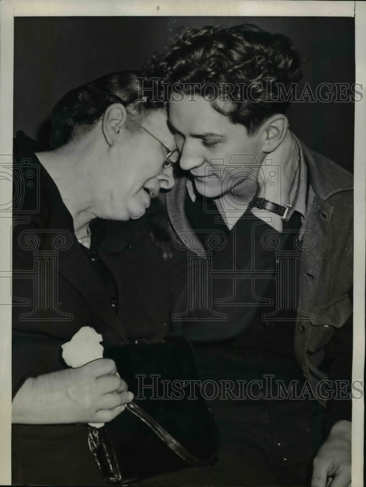 1941 Press Photo Mother Surrenders Slayer Son To Police After Overhearing Talks