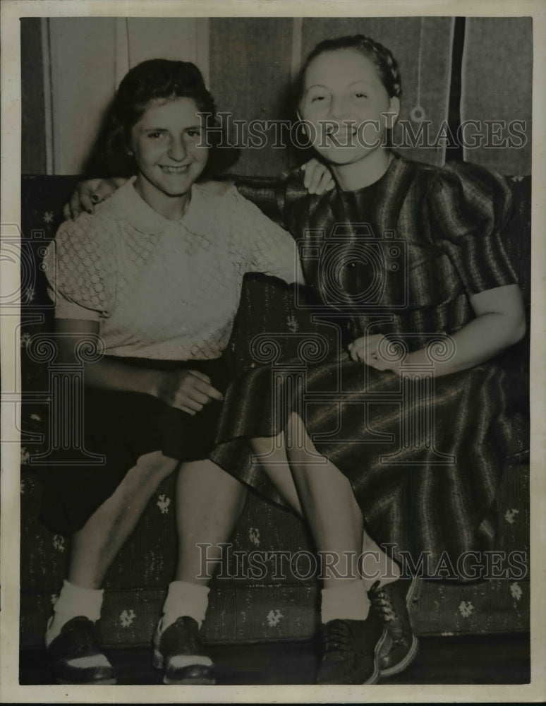 1939 Press Photo Eliese Felsenthal and Leona Singer, University of OK Roommates