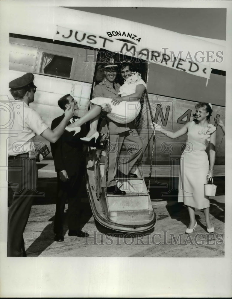 Load image into Gallery viewer, 1959 Press Photo Captain Glenn Rogers Carries Bride out of Plane - nef33678
