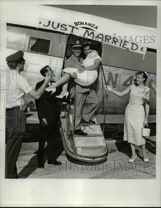 1959 Press Photo Captain Glenn Rogers Carries Bride out of Plane - nef33678