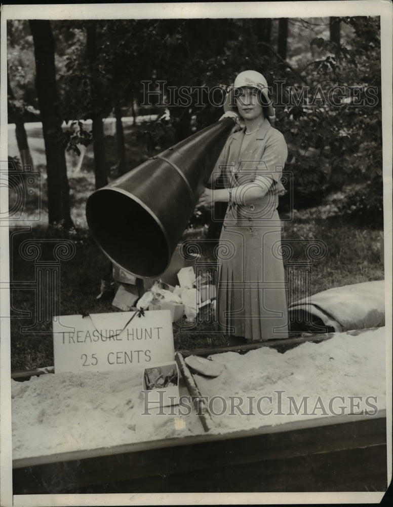 1930 Press Photo Mrs Harvey Shaffer at New York Welfare Hospital Garden Fete