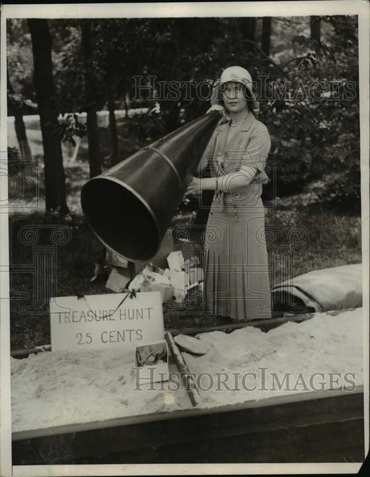 1930 Press Photo Mrs Harvey Shaffer at New York Welfare Hospital Garden Fete