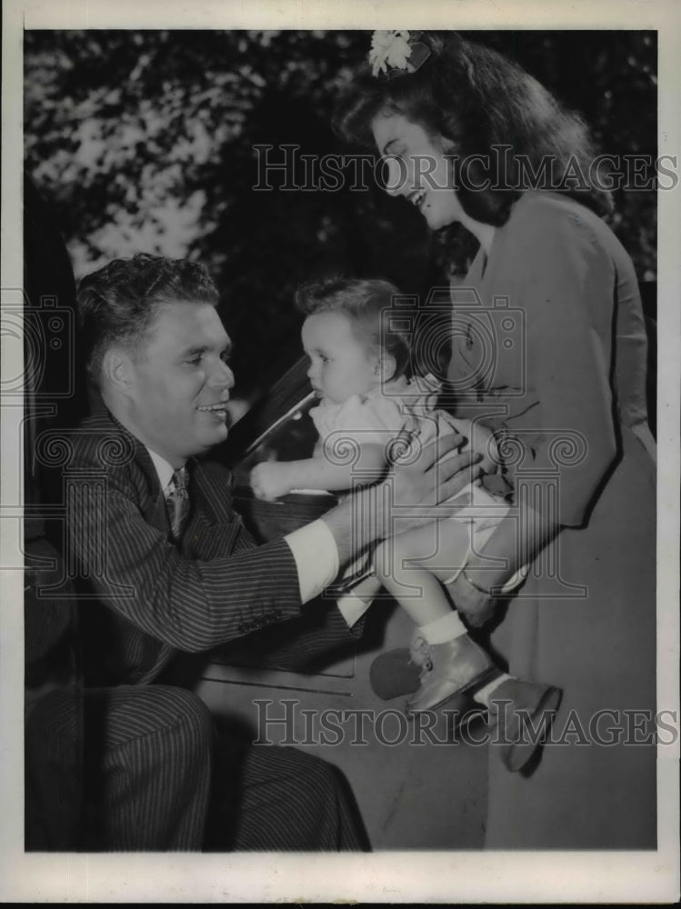 1943 Press Photo Eugene Sullivan with Family after Cleared of Criminal Charges