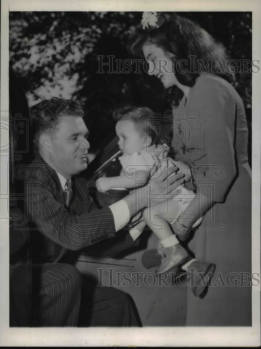 1943 Press Photo Eugene Sullivan with Family after Cleared of Criminal Charges